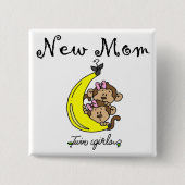 ツイン・ガールズの新しいママTシャツと贈り物 缶バッジ (正面)