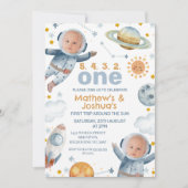 ツイン・ボーイズのまわりに最初の日帰り1回目の誕生日 招待状 (正面)