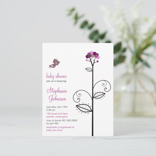 ツイートバードパープル開花ドットツリーシックな赤ちゃんシャワー インビテーションポストカード (スタンド正面)