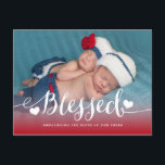 ツイ賛美ン | 写真誕生のお知らせ 案内ポストカード<br><div class="desc">新しい小さなバレンタインの到着を発表この可愛いベビー双子の誕生の発表はがき。2つの賛美ハートと赤い背景のデザインを持つ白いスクリプトの"と言葉のベビー写真グラデーションは、あなたの双子を紹介するのに最適なデザインである。赤と青の文字と家族の名前で赤と誕生の名前と背中の情報を追加する。Elke Clarke ©その他の色はwww.zazzle.com/epclarkeにて当店にて入手可能</div>