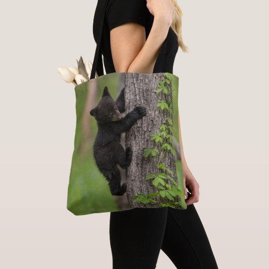 ツキノワグマのカブスの登山の木 トートバッグ (クローズアップ)