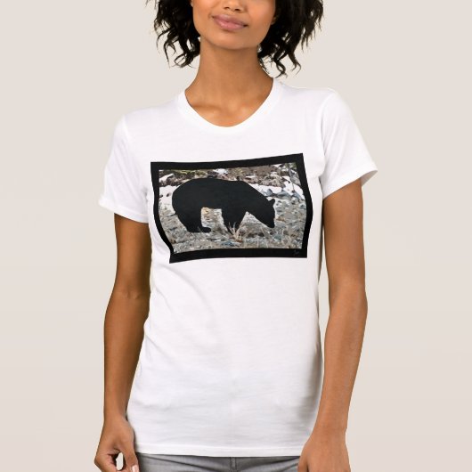 ツキノワグマを牧草を食べること Tシャツ (正面)