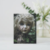 ツタに覆われた捨てられた人形 ポストカード (スタンド正面)