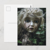 ツタに覆われた捨てられた人形 ポストカード (正面/裏面)