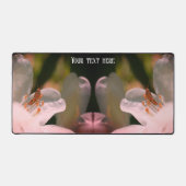 ツツツジの花の小さなキリギリスパーソナライズされた デスクマット (正面)