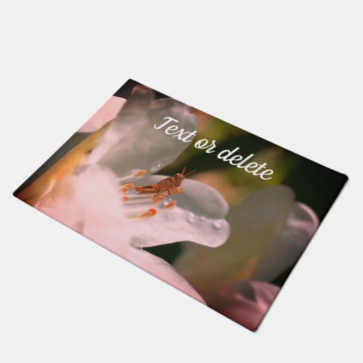 ツツツジの花の小さなキリギリスパーソナライズされた ドアマット (アングル)