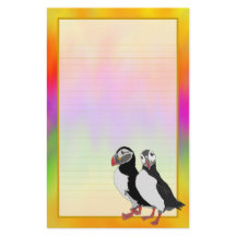 ツノメドリの組のカラフルなオーロラの罰金によって並べられる文房具