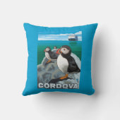 ツノメドリ及び遊航船- Cordova、アラスカ クッション (裏面)