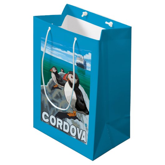 ツノメドリ及び遊航船- Cordova、アラスカ ミディアムペーパーバッグ (正面アングル)