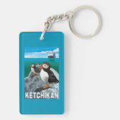 ツノメドリ及び遊航船- Ketchikan、アラスカ キーホルダー (裏面)