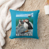 ツノメドリ及び遊航船- Ketchikan、アラスカ クッション (ブランケット)