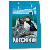 ツノメドリ及び遊航船- Ketchikan、アラスカ ミディアムペーパーバッグ (正面)