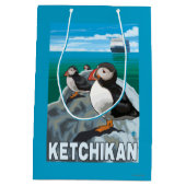ツノメドリ及び遊航船- Ketchikan、アラスカ ミディアムペーパーバッグ (裏面)
