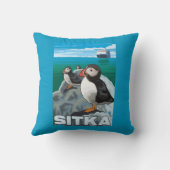 ツノメドリ及び遊航船- Sitka、アラスカ クッション (裏面)