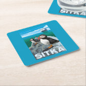 ツノメドリ及び遊航船- Sitka、アラスカ スクエアペーパーコースター (アングル)