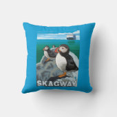 ツノメドリ及び遊航船- Skagway、アラスカ クッション (裏面)