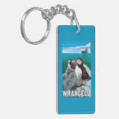 ツノメドリ及び遊航船- Wrangell、アラスカ キーホルダー (正面左)