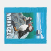 ツノメドリ及び遊航船- Wrangell、アラスカ フリースブランケット (正面(横))