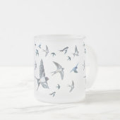 ツバメの飛んでいる群れイラストレーション フロストグラスマグカップ (正面右)