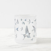 ツバメの飛んでいる群れイラストレーション フロストグラスマグカップ (中央)