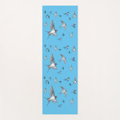 ツバメの飛んでいる群れイラストレーション ヨガマット (正面)