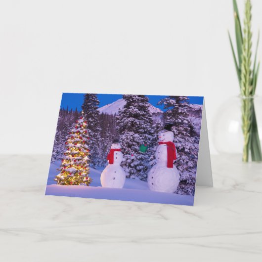 ツリーのそばでプレゼントを交換する2体の雪だるま シーズンカード (正面)