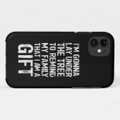ツリーの下でくつろぐクリスマスの家族ギフト Case-Mate iPhoneケース (裏面(横))