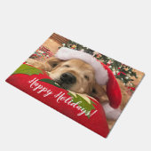 ツリーの下で眠っているクリスマスゴールデンレトリバー犬 ドアマット (アングル)