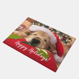 ツリーの下で眠っているクリスマスゴールデンレトリバー犬 ドアマット