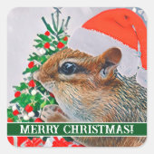 ツリーの前にクリスマスハットを持つチップムンク スクエアシール (正面)