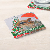 ツリーの前にクリスマスハットを持つチップムンク ペーパーコースター (アングル)