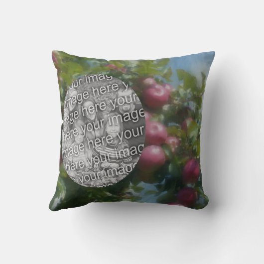 ツリーの赤いリンゴ絵画あなたの写真を追加 クッション (裏面)