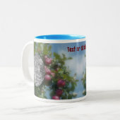 ツリーの赤いリンゴ絵画あなたの写真を追加 ツートーンマグカップ (正面左)