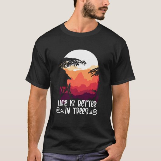 ツリーハウスライフは木のツリーハウスでより良い Tシャツ (正面)