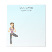 ツリーポーズのヨガウーマン及びヨガインストラクター文字 ノートパッド (正面)