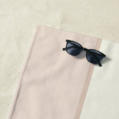 ツリーポーズの可愛いヨガの女性 ビーチタオル (インサイチュ)