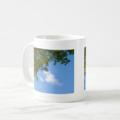 ツリー上部のスカイビュー コーヒーマグカップ (正面左)