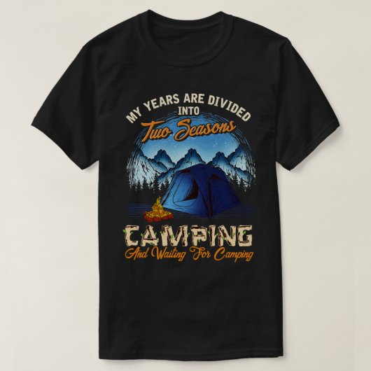 ツーシーズンキャンピングアンドキャンピングに行くのを待つ Tシャツ (デザイン正面)