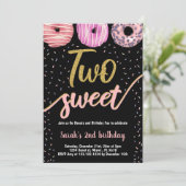 ツースウィート金ゴールドブラックドーナッツ誕生日招待状 招待状 (スタンド正面)