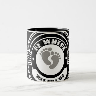 -ツートーンマグあなたの足があるところでがあって下さい ツートーンマグカップ