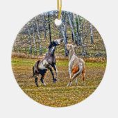 ツーピントよくはしゃぐウマ絵を描ーズウマ科のアートデザイン セラミックオーナメント (正面)