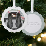 ツーブラックラブラドールリトリーブクリスマス オーナメントカード<br><div class="desc">クリスマスの休日のオーナメントカードと美しい黒いラブラドール犬は、休日をテーマにした暖炉の前に座っていた。ラブラドールレトリバー犬ホリデーデコレーションカードユニーク、リカソのカー伝統的ドに素晴らしい代替 – 独自の文字を追加</div>