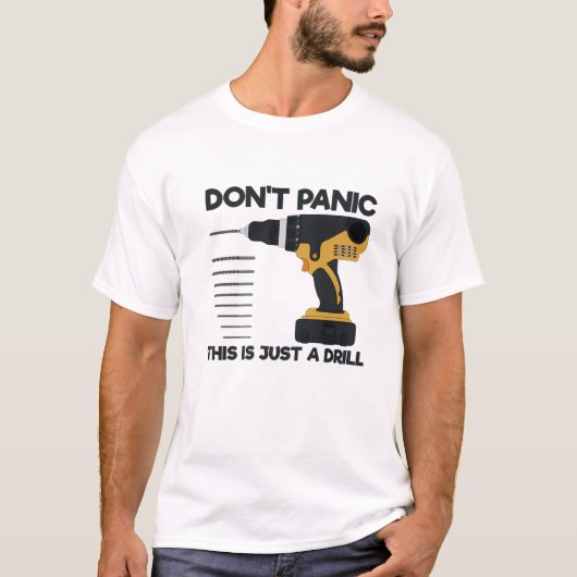 ツールおもしろいパニックしない単なるドリルの手先である Tシャツ (正面)