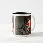 ツールガールハーレー公式アンディ整備士マグ2020 v ツートーンマグカップ (正面右)