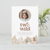 ツーワイルドニュートラルラウンドフォト誕生日招待状 招待状 (スタンド正面)