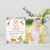 ツーワイルドピンク金ゴールドグリーンリーサファリ誕生日 招待状 (スタンド正面)