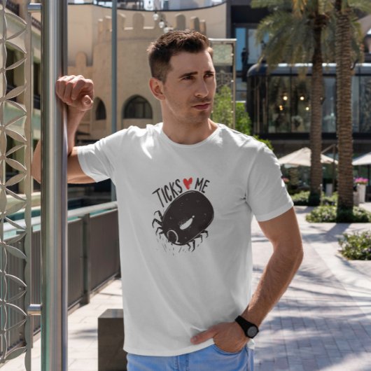 ティックが私を愛 Tシャツ