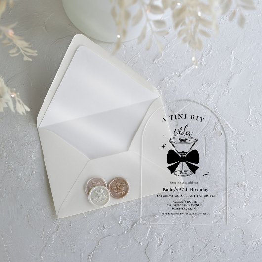 ティニは少し年上のマルティニの誕生日パーティー アクリル招待状