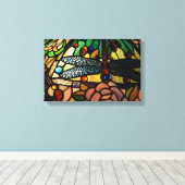 ティファニーのクローズアップステンドグラスのランプシェード キャンバスプリント (インサイチュ (ウッドフロア))