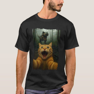 ティラノサウルスと写る猫の自撮り写真 Tシャツ